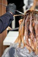 kapper hand- kleur vrouw haar- foto