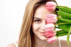 portret van vrouw met roze tulpen foto