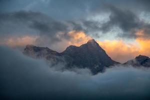 opvallend berg vorming onder blauw lucht omringd door wolken foto