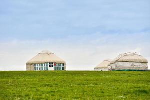 Kazachs voelde huizen Aan de kalajun prairie in xinjiang foto