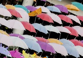 volledige verscheidenheid aan prachtige kleurrijke parasols foto