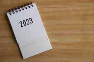 jaar 2023 tekst Aan wit tafel kalender met aanpasbare ruimte voor tekst of ideeën. kopiëren ruimte en kalender concept. foto