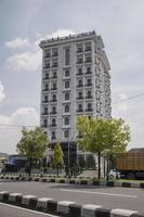 2019- een hoogbouw luxe gebouw met twee bomen foto