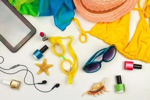 zomer vrouwen strand accessoires voor uw zee vakantie Aan wit achtergrond. top visie. vlak leggen. foto