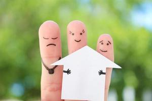 vingers kunst van familie gedurende ruzie. concept van Mens en vrouw verdelen huis na scheiding. foto