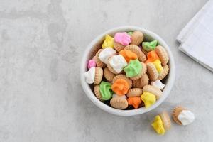 edelsteen of knop koekjes bekroond met kleurrijk suikerglazuur suiker. Indonesisch traditioneel biscuits foto