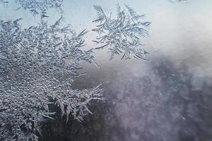 sneeuw patroon Aan de glas van vorst foto