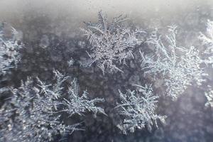 sneeuw patroon Aan de glas van vorst foto