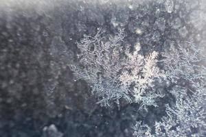 sneeuw patroon Aan de glas van vorst foto