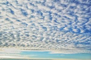 wit licht zacht wolken drijvend in blauw lucht. natuur ochtend- landschap achtergrond. Doorzichtig voorjaar wind. helder zomer dag. winter kalmte lucht hemellandschap. abstract panorama. verandering klimaat. laag hoek visie foto