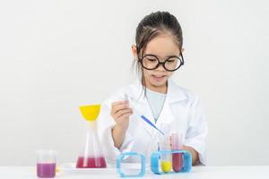 wetenschap en kinderen concept meisje foto