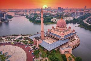 antenne visie van putra moskee met putrajaya stad centrum met meer Bij zonsondergang in putrajaya, Maleisië. foto