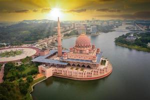 antenne visie van putra moskee met putrajaya stad centrum met meer Bij zonsondergang in putrajaya, Maleisië. foto