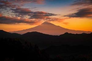 de top van mt. fuji Bij zonsopkomst in shizuoka, Japan foto