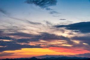 mooi cloudscape en dramatisch zonsondergang over- berg en zee. foto