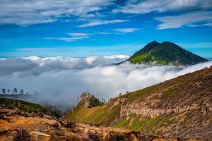 landschap van bergen bedrag mist in kawah ijen vulkaan, Java, Indonesië. foto