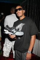 Chris ludacris bruggen met nieuw balans schoen Bij de inzet prijzen gbk schenken lounge buiten de altaar auditorium in los angeles ca in juni 23 20082008 foto