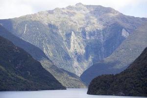 Fiordland nationaal park waterwegen en een berg foto