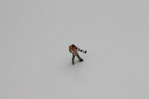 een dichtbij omhoog van een miniatuur figuur van een fotograaf foto