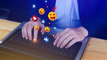 sociaal media en online digitaal concept, zakenman gebruik makend van laptop Bezig met verzenden emoji's met sociaal media. foto