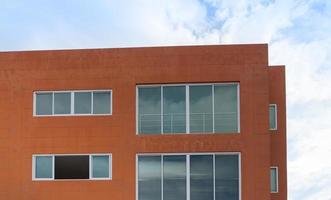 modern appartement gebouw bedrijf facade ramen reclame plaats van werk Aan blauw lucht foto