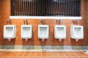 Mannen kamer urinoirs kwijting van verspilling van de lichaam, mannen Toiletten foto