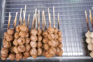 straat voedsel vlees bal stokjes Aan rooster Bij Thailand foto