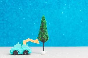 kerstboom op een miniatuurauto, het concept van de kerstseizoenviering foto