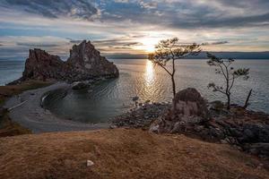 zonsondergang Aan meer Baikal met uitzicht de mooi steen rots sjamanka. foto