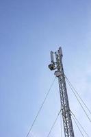 antenne cellulair toren en blauw lucht. verticaal visie foto