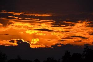 kleurrijk zonsondergang lucht foto