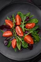 salade van vers kers tomaten, rucola, spinazie en jong biet bladeren foto