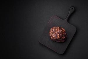 heerlijk vers krokant havermout koekjes met chocola en noten foto