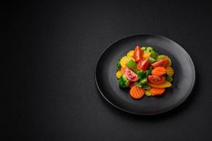 salade van vers en gestoomd groenten kers tomaten, broccoli en wortels foto