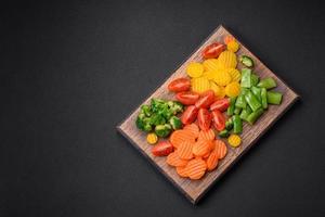 salade van vers en gestoomd groenten kers tomaten, broccoli en wortels foto