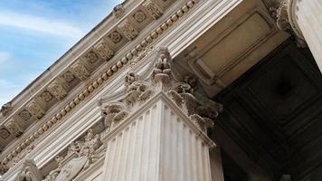 klassiek bouwkundig kolom. details van architectuur van historisch bouw. element van buitenkant gebouw met kolommen en stucwerk gieten Aan plafond van bouwkundig structuur in Londen, uk. foto