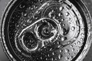 aluminium Frisdrank kan top in water druppels detailopname foto