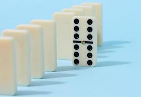 een stack van dominostenen Aan een blauw achtergrond, een intellectueel spel foto
