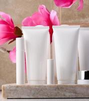 wit plastic buis, pot voor cosmetica. houder voor gel, room, tonic. reclame en Product Promotie foto