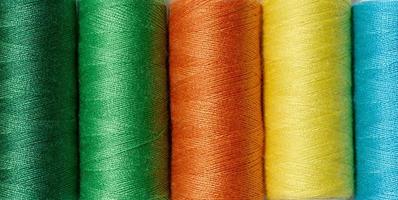 veelkleurig spoelen van naaien draden foto