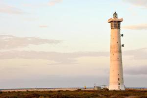 vuurtoren door de zee foto