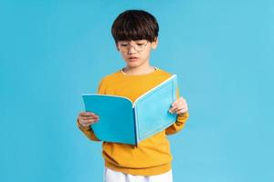 portret van Aziatisch school- jongen geboren Aan een blauw achtergrond foto