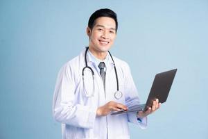 Aziatisch mannetje dokter portret Aan blauw achtergrond foto
