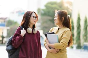 portret van twee mooi Aziatisch vrouw college studenten Bij school- foto