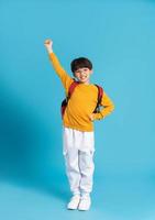 portret van Aziatisch school- jongen geboren Aan een blauw achtergrond foto