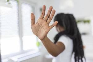 vrouw verheven haar hand- voor ontmoedigen, campagne hou op geweld tegen Dames. Afrikaanse Amerikaans vrouw verheven haar hand- voor ontmoedigen met kopiëren ruimte foto