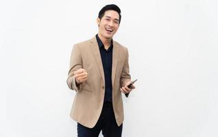 Aziatisch zakenman mannetje portret geïsoleerd Aan wit achtergrond foto
