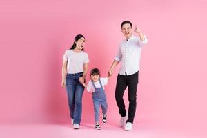 jong Aziatisch familie beeld geïsoleerd Aan roze achtergrond foto