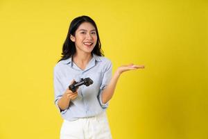 Aziatisch vrouw Aan geel achtergrond foto