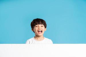 Aziatisch jongen portret Aan blauw achtergrond foto